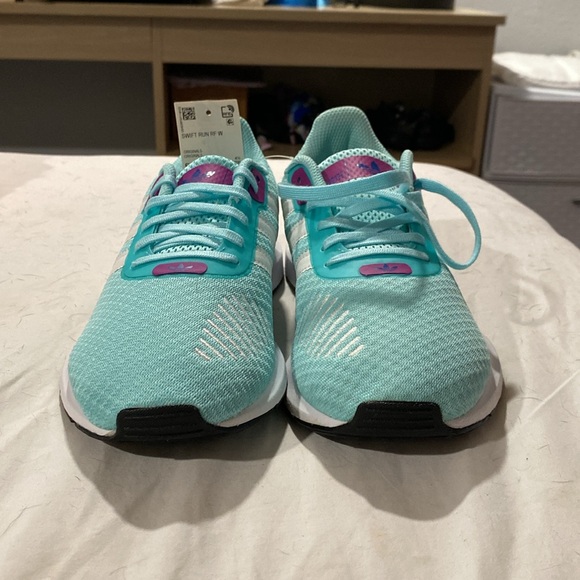 Size 6 Adidas shows - Picture 3 of 4